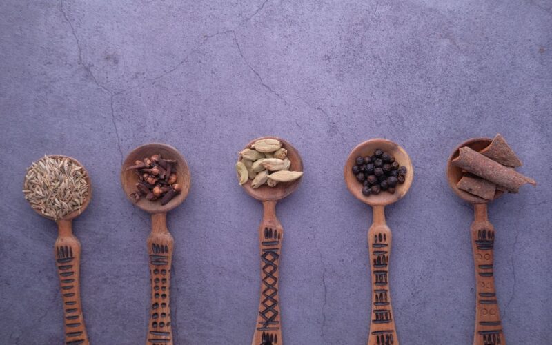 Houten lepels met Ethiopische specerijen, waaronder kardemom en kaneel