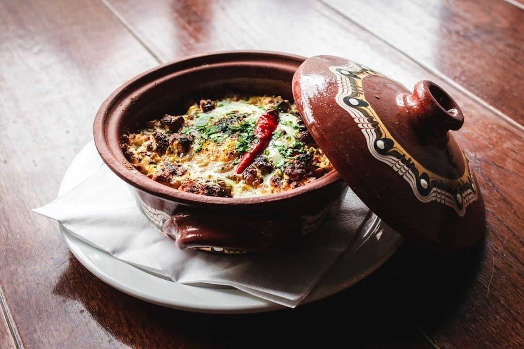 Aarden stoofpot met gekruid gerecht, rode peper en decoratief deksel